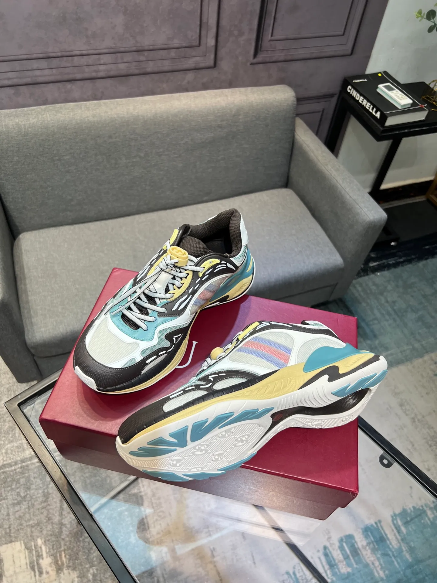 Men's Men's Shoes 💰900 Gucci Gucci 2.0 Sports Shoes Couple's Style Retro Casual Shoes Running Shoes Original Purchase, Development, Production Gucci 2.0 Sports Shoes reinterpret the brand's iconic striped webbing elements. This sneaker reinterprets the iconic details, using thick EVA soles with a smart silhouette, bringing a stable and comfortable wearing experience. Exquisite packaging at the delivery counter. Fabric: original imported cowhide + technical fabrics. Lining: original imported breathable mesh. Sole: original molded ultra-light foam rubber. Bottom thickness: 4CM. Size: 35-40 for women / 39-45 for men.